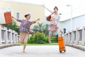 女子旅 日本人 代 ジャンプ 動作 ロイヤリティフリー の画像素材 写真素材ならイメージナビ