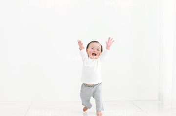 赤ちゃん 笑顔 全身 1人 歩く の画像素材 外国人 人物の写真素材ならイメージナビ