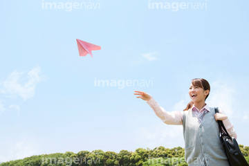 紙飛行機 飛ばす の画像素材 体のパーツ 人物の写真素材ならイメージナビ