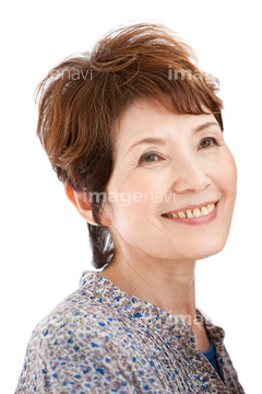 シニア 女性 ショートヘアー の画像素材 年齢 人物の写真素材ならイメージナビ