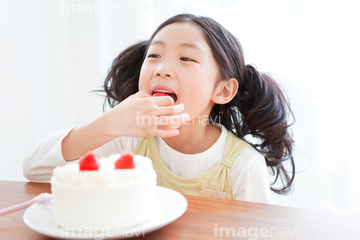 人物 構図 正面 笑う 子供 年齢層 食べる つまみ食い の画像素材 写真素材ならイメージナビ