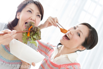 肉 食べる 日本人 40代 ロイヤリティフリー の画像素材 料理 食事 ライフスタイルの写真素材ならイメージナビ