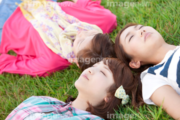 若い女性 寝顔 日本人 大学生 の画像素材 日本人 人物の写真素材ならイメージナビ