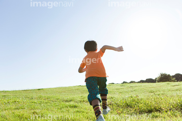 男の子 少年 児童 全身 青色 の画像素材 人物 イラスト Cgの写真素材ならイメージナビ