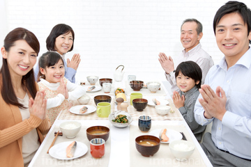 家族 食卓 日本人 6人 ジェスチャー ロイヤリティフリー の画像素材 料理 食事 ライフスタイルの写真素材ならイメージナビ