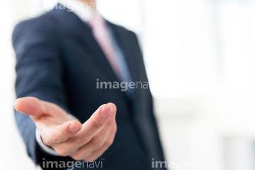手を差し伸べる 1人 スーツ の画像素材 ビジネスパーソン ビジネスの写真素材ならイメージナビ