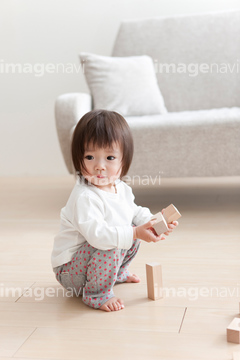 女の子 しゃがむ かわいい 赤ちゃん 子供 ナチュラル の画像素材 日本人 人物の写真素材ならイメージナビ