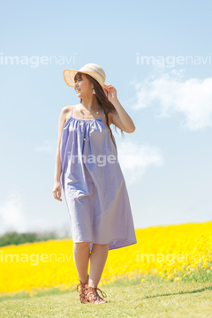 菜の花畑を歩く麦わら帽子をかぶった女性 の画像素材 写真素材ならイメージナビ