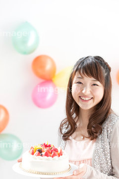 バースデーケーキ 持つ 動作 1人 アジア人 の画像素材 年齢 人物の写真素材ならイメージナビ