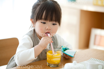ジュース 飲む ストロー かわいい の画像素材 飲み物 食べ物の写真素材ならイメージナビ
