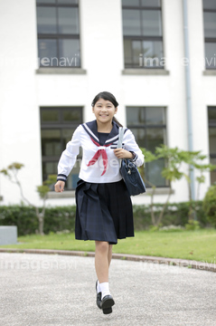 中学生 セーラー服 走る 動作 の画像素材 日本人 人物の写真素材ならイメージナビ