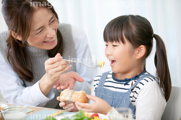 あーん 食べさせる 2人 日本人 シニア の画像素材 その他のライフスタイルの写真素材ならイメージナビ