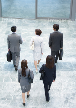 男性 後ろ 俯瞰 スーツ 歩く の画像素材 ビジネスパーソン ビジネスの写真素材ならイメージナビ