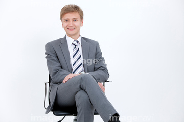 足を組む 男性 スーツ 白人 1人 の画像素材 ビジネスパーソン ビジネスの写真素材ならイメージナビ