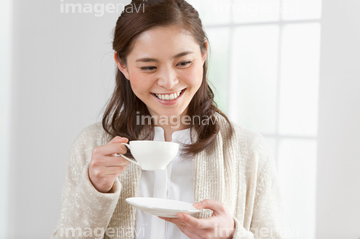 ソーサー ティーカップ 持つ 動作 の画像素材 日本人 人物の写真素材ならイメージナビ