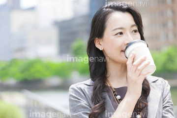 女性 飲む コップ 日本人 紙コップ シニア の画像素材 家族 人間関係 人物の写真素材ならイメージナビ