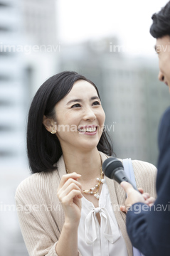 インタビュー 外国人 の画像素材 日本人 人物の写真素材ならイメージナビ