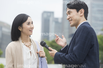 インタビュー 外国人 の画像素材 日本人 人物の写真素材ならイメージナビ