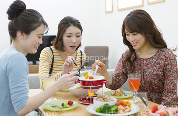 女性 食事 若者 日本人 食事会 驚き の画像素材 写真素材ならイメージナビ