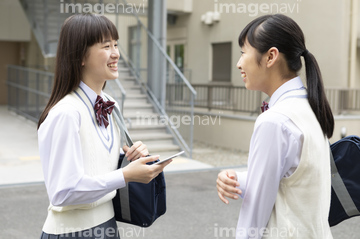 女子高生 2人 会話 立ち話 の画像素材 日本人 人物の写真素材ならイメージナビ