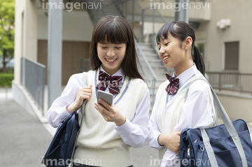 女子高生 2人 会話 立ち話 の画像素材 日本人 人物の写真素材ならイメージナビ