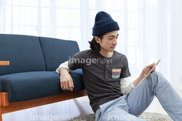 男性 座る 膝を立てる の画像素材 写真素材ならイメージナビ