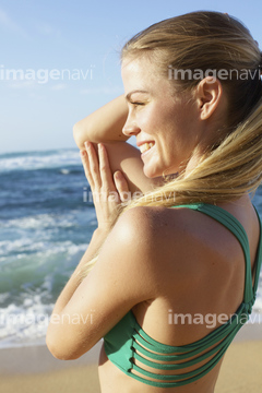 頭を抱える 女性 横向き 水着 の画像素材 構図 人物の写真素材ならイメージナビ