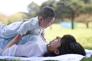 人物 構図 横向き 春 赤ちゃん 子供 2人 の画像素材 写真素材ならイメージナビ