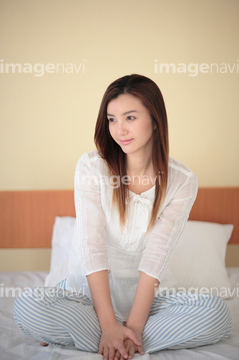 若い女性 座る 部屋着 あぐら 足を組む Imaggio Rf の画像素材 日本人 人物の写真素材ならイメージナビ