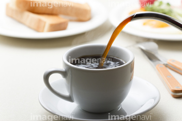 コーヒー 注ぐ の画像素材 飲み物 食べ物の写真素材ならイメージナビ