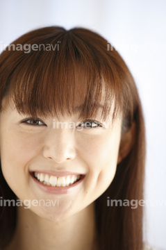 日本人 顔 若者 頬 えくぼ の画像素材 年齢 人物の写真素材ならイメージナビ