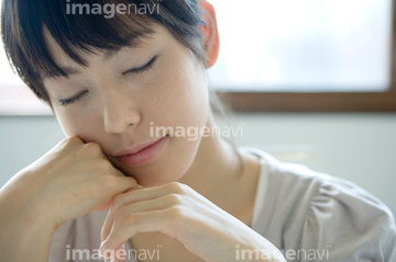 頬杖 正面 の画像素材 行動 人物の写真素材ならイメージナビ