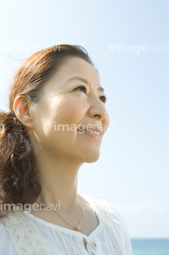 女性 顔 アップ 日本人 1人 50代 の画像素材 年齢 人物の写真素材ならイメージナビ