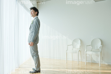 日本人 大人 一人 男 全身 横 立ち姿 の画像素材 日本人 人物の写真素材ならイメージナビ
