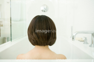 お風呂に入る女性】の画像素材 入浴・ライフスタイルの写真素材なら