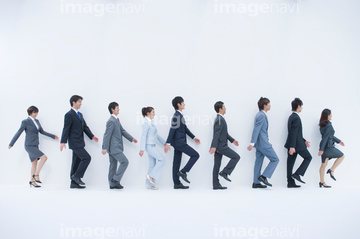 横向き 男性 全身 スーツ 歩く 日本人 の画像素材 行動 人物の写真素材ならイメージナビ