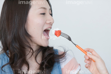 フォーク 食べる 横顔 食べさせる の画像素材 行動 人物の写真素材ならイメージナビ