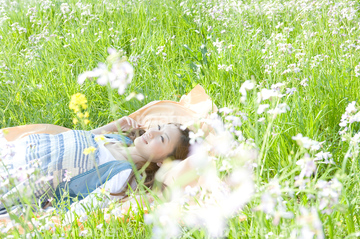 花畑 寝る 白色 の画像素材 日本人 人物の写真素材ならイメージナビ
