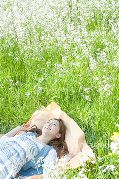 花畑 寝る 白色 の画像素材 日本人 人物の写真素材ならイメージナビ
