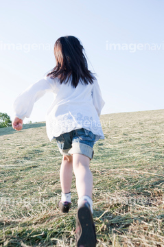 女の子 日本人 1人 後ろ向き 少女】の画像素材 | 構図・人物の写真素材