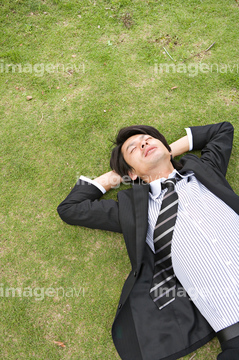 寝転ぶ 1人 スーツ の画像素材 日本人 人物の写真素材ならイメージナビ