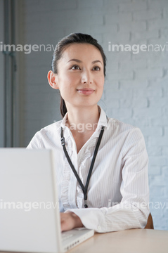 キャリアウーマン 日本人 30代 ロングヘアー の画像素材 ビジネスパーソン ビジネスの写真素材ならイメージナビ