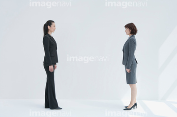 女性 横向き 全身 立ち姿 スーツ の画像素材 ビジネスパーソン ビジネスの写真素材ならイメージナビ