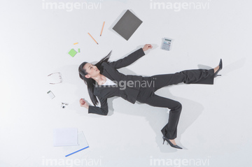 寝そべる 女性 仰向く 全身 スーツ の画像素材 ビジネス 人物の写真素材ならイメージナビ