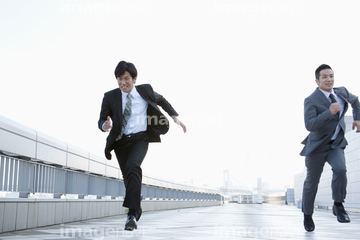 ビジネス 男性 日本人 正面 全身 走る 動作 の画像素材 行動 人物の写真素材ならイメージナビ