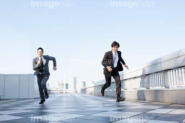 ビジネス 男性 日本人 正面 全身 走る 動作 青色 の画像素材 行動 人物の写真素材ならイメージナビ