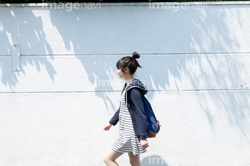 女性 歩く 全身 大学生 スカート 横向き の画像素材 日本人 人物の写真素材ならイメージナビ