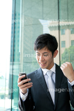 日本人 男性 スマホ 若者 手を上げる の画像素材 ビジネス イラスト Cgの写真素材ならイメージナビ