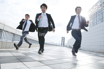 ビジネス 男性 日本人 正面 全身 走る 動作 40代 の画像素材 ビジネスシーン ビジネスの写真素材ならイメージナビ