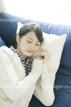 若い女性 寝顔 代 座る の画像素材 家族 人間関係 人物の写真素材ならイメージナビ